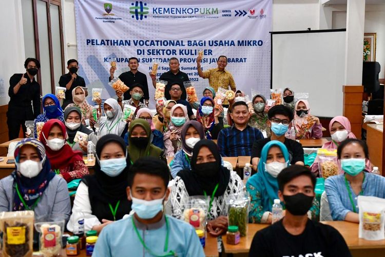 Acara pelatihan vocational bagi usaha mikro di sektor kuliner, di Kabupaten Sumedang, Jawa Barat, Jumat (18/3).
