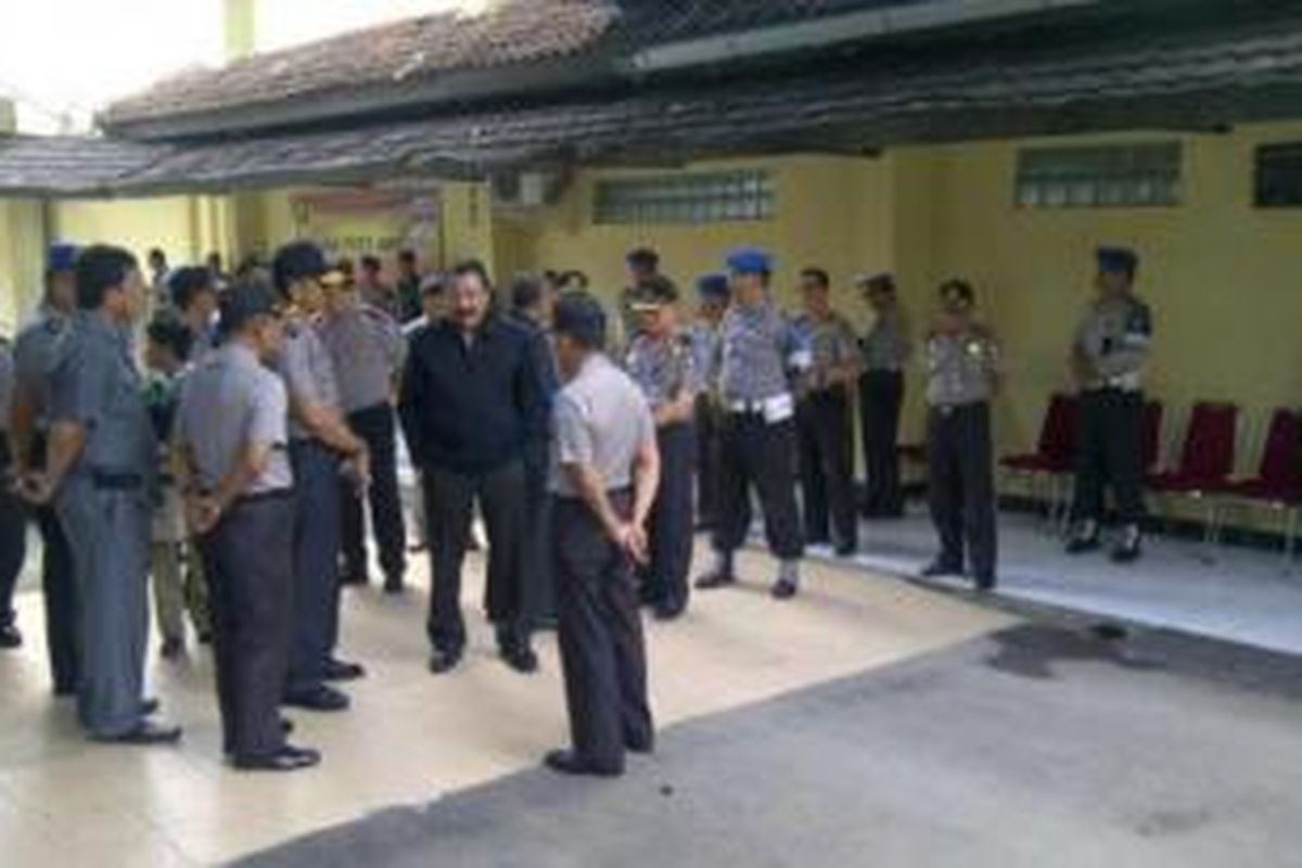 Kapolri Jenderal Pol Timur Pradopo saat melayat Aiptu Dwiyatna di RS Polri, Rabu (7/8/2013).