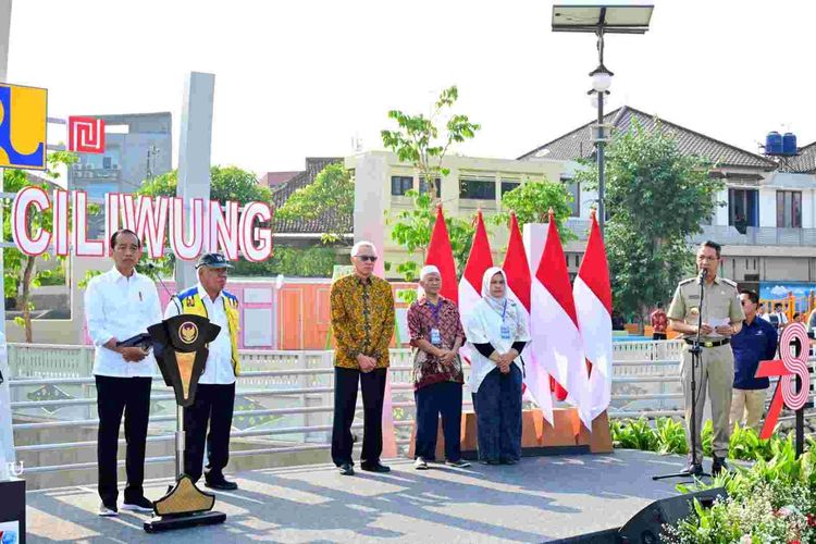 Presiden Joko Widodo (Jokowi) dan Pj Gubernur DKI Jakarta Heru Budi Hartono berada di Sedotan Ciliwung.