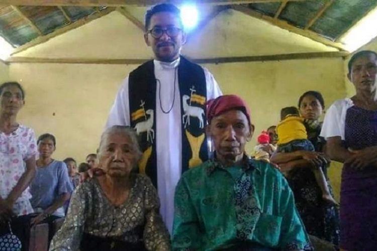 Romo Christo Ngasi, pastor yang bertugas di Gereja Stasi Karara, Paroki Santa Maria Assumpta Homba Karipit, Kabupaten Sumba Barat Daya, NTT, memimpin misa pemberkatan nikah terhadap pasangan lanjut usia, yakni Yakobus Rehi Bokol (84) dan Maria Ra Pati (82).
