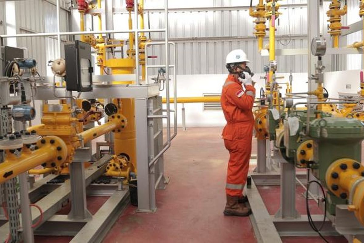 Salah satu petugas Perusahaan Gas Negara sedang meninjau terminal alat pengatur tekanan yang dikenal dengan Matering and Regulating Station (MR/S) di Cirebon, Senin (15/8/2016).
