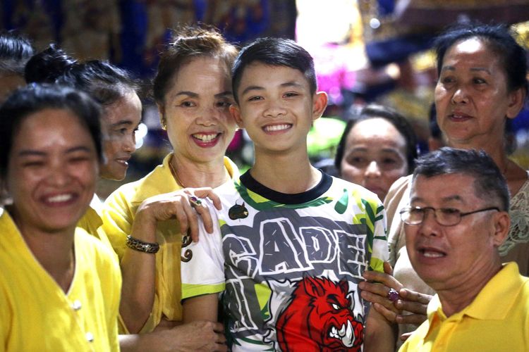 Duangpetch Promthep, salah satu anak yang diselamatkan ketika tim sepak bolanya terjebak banjir di gua, disambut keluarganya di rumah distrik Mae Sai, provinsi Chiang Rai, Thailand, 18 Juli 2018. Duangpetch adalah kapten tim tersebut. Ia meninggal di Inggris pada 15 Februari 2023.