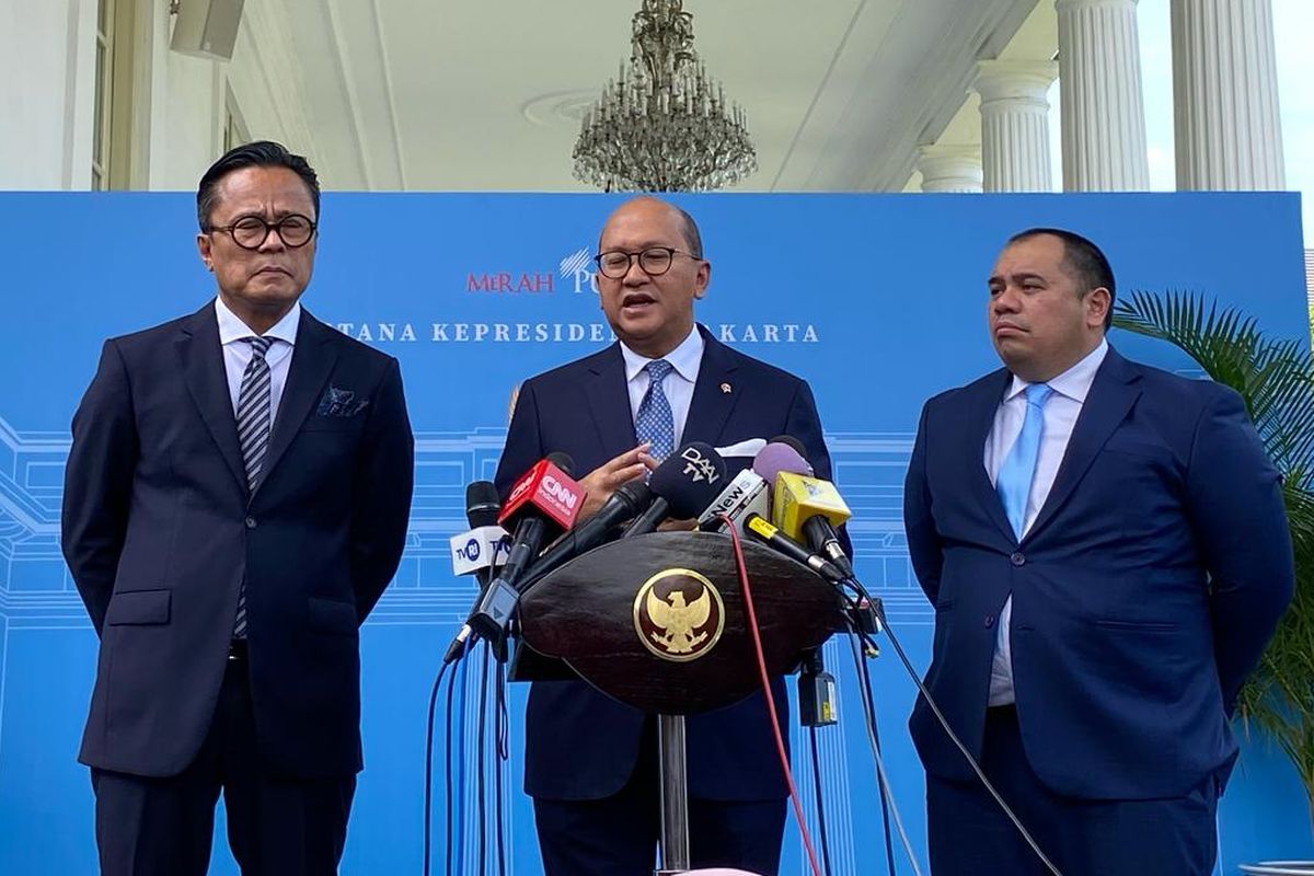 Kepala Badan pengelola investasi Daya Anagata Nusantara (Danantara) Rosan Perkasa Roeslani (tengah) menjelaskan konsep Danantara di Istana Kepresidenan Jakarta, Senin (24/2/2025). 