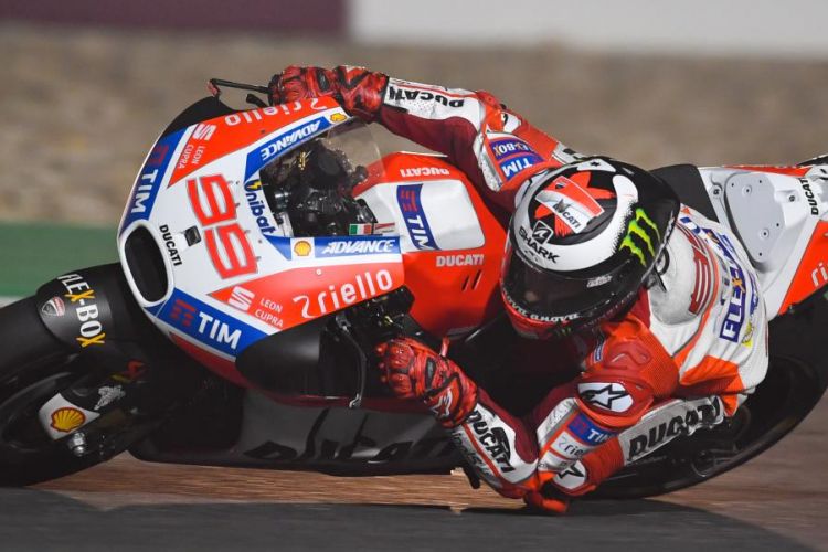 Pebalap Ducati Team asal Italia, Jorge Lorenzo, memacu motornya pada balapan GP Qatar di Sirkuit Internasional Losail, Minggu (26/3/2107).