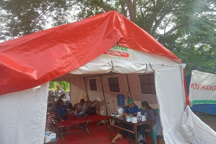 Posko layanan kesehatan korban erupsi Gunung Lewotobi Laki-laki di kamp pengungsian Desa Konga, Kecamatan Titehena