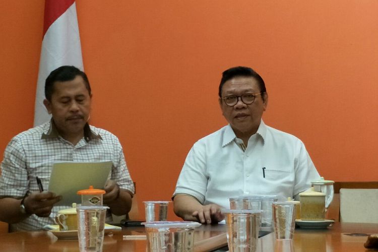 Ketua Dewan Pakar DPP Partai Golkar, sekaligus Ketua Umum Pimpinan Pusat Kolektif (PPK) Kosgoro 1957, Agung Laksono (kanan) ketika memberikan keterangan pers di Kantor PPK Kosgoro 1957, Jakarta, Rabu (14/3/2018). 
