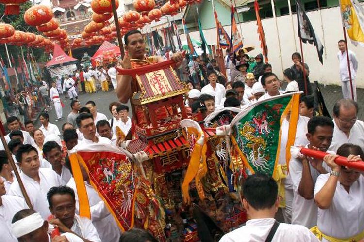 Salah satu Tang Sin diusung di tandu saat gelaran Perayaan Cap Go Meh di Manado, Sulawesi Utara.