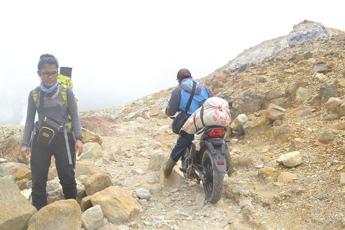 Seorang warga tengah mengendarai motor di jalur pendakian Gunung Papandayan, Garut, Jawa Barat, Sabtu (20/2/2016). Motor di Gunung Papandayan digunakan untuk mengangkut barang-barang dagangan, evakuasi pendaki, jasa porter, dan mengangkut hasil perkebunan.