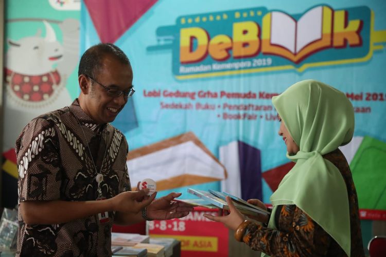 Dalam peringatan Hari Buku Nasional, Sesmenpora Gatot S Dewa Broto menyerahkan donasi buku kepada pendiri Sedekah Buku Indonesia Nur Anugerah pada acara Sedekah Buku Ramadan Kemenpora 2019 di Lobi Kantor Kemenpora, Jumat (17 /5/2019). 