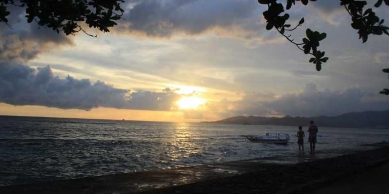 Pantai Candidasa di Karangasem, Bali.