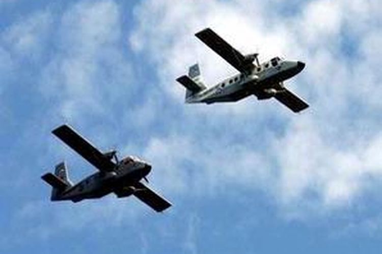 Dua Pesawat Nomad melakukan patroli rutin melintas di sisi Barat Pulau Nipah yang berbatasan dengan Negara Singapore, Jumat (2/5). 