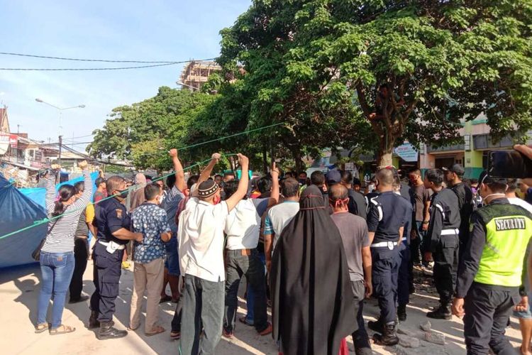 Bentrokan antara sekuriti PT MPP dengan puluhan pedagang di Jalan Jenderal Sudirman, Kota Pekanbaru, Riau, Selasa (12/5/2020).