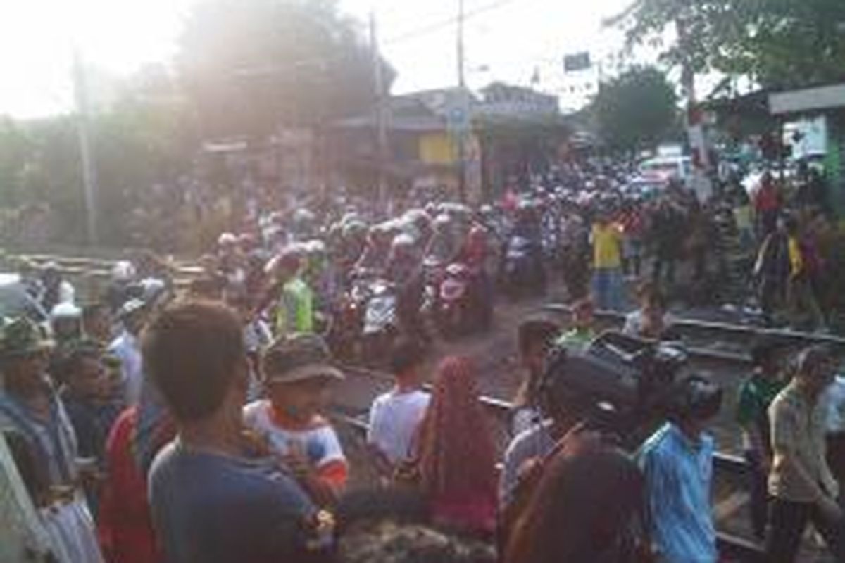Perlintasan kereta di Bintaro, Pesanggrahan, Jakarta Selatan, sudah kembali dibuka sekitar pukul 16.30, Selasa (10/12/2013). Ketika dibuka, kemacetan lalu lintas langsung terjadi di Jalan Bintaro Permai.