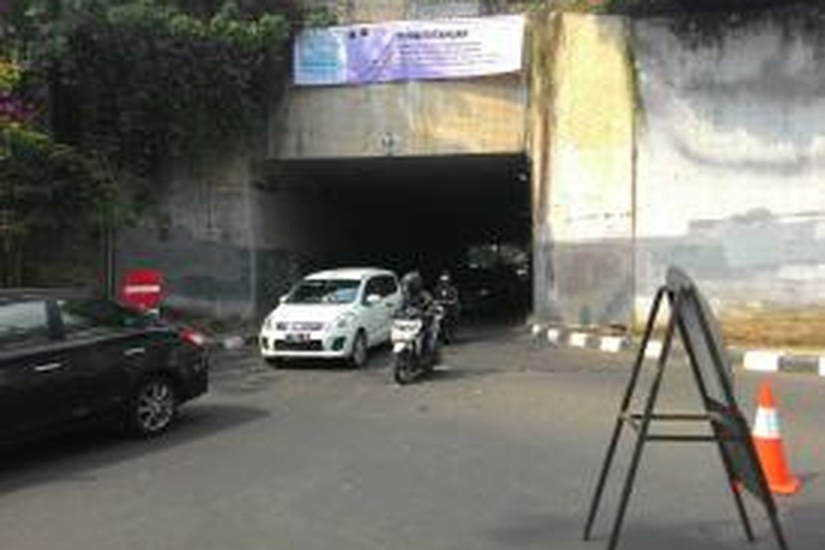 Penerapan sistem satu arah (SSA) di jalan Terowongan Cikoko, samping Stasiun Cawang, Tebet, Jakarta Selatan, Selasa (11/8/2015).