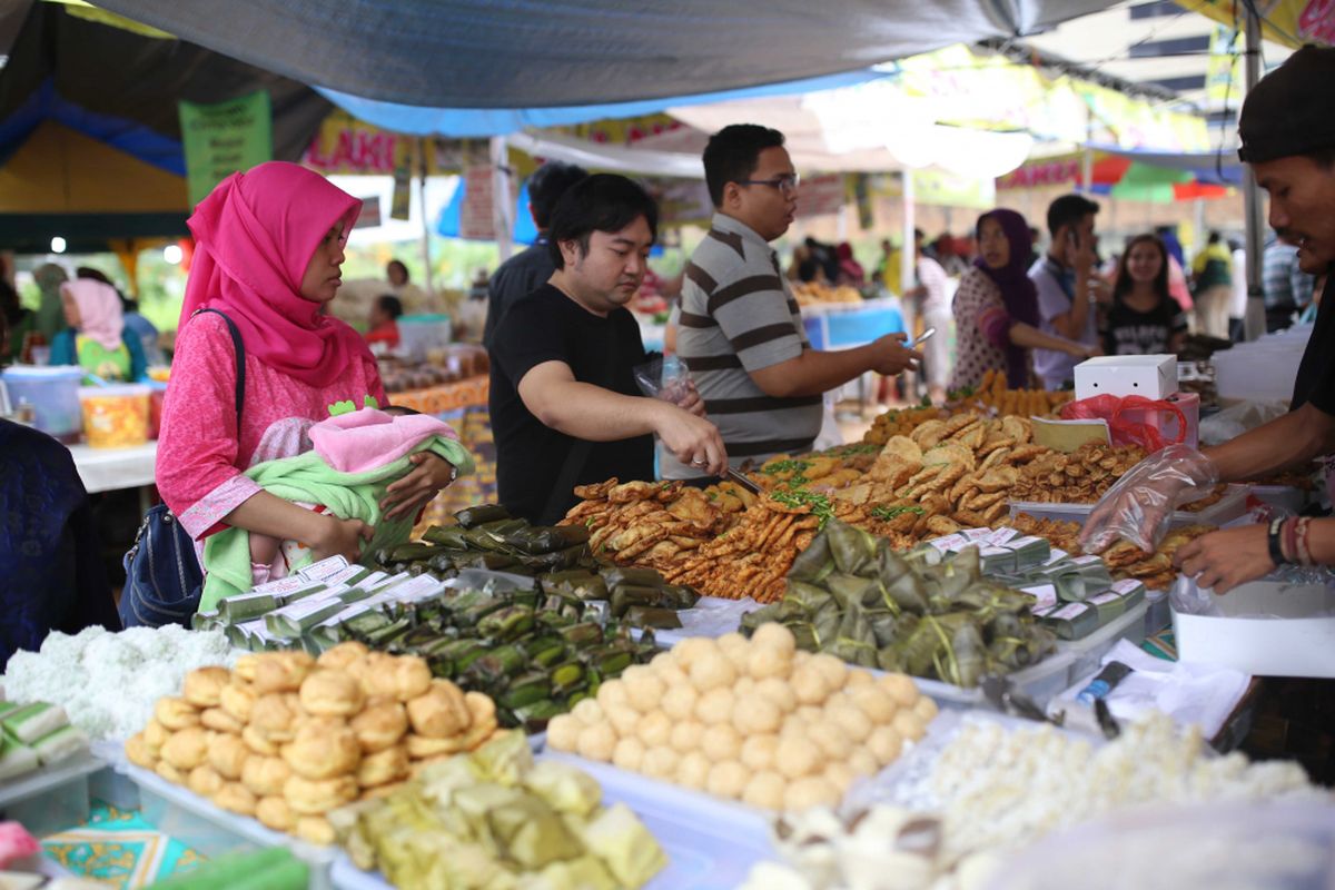 Warga membeli makanan untuk berbuka puasa di lahan kosong sebelah tempat penampungan sementara Pasar Bendungan Hilir (Benhil), Jakarta, Senin (5/6/2017). Pasar Ramadhan ini mulai buka sekitar pukul 11.00 sampai dengan buka puasa.