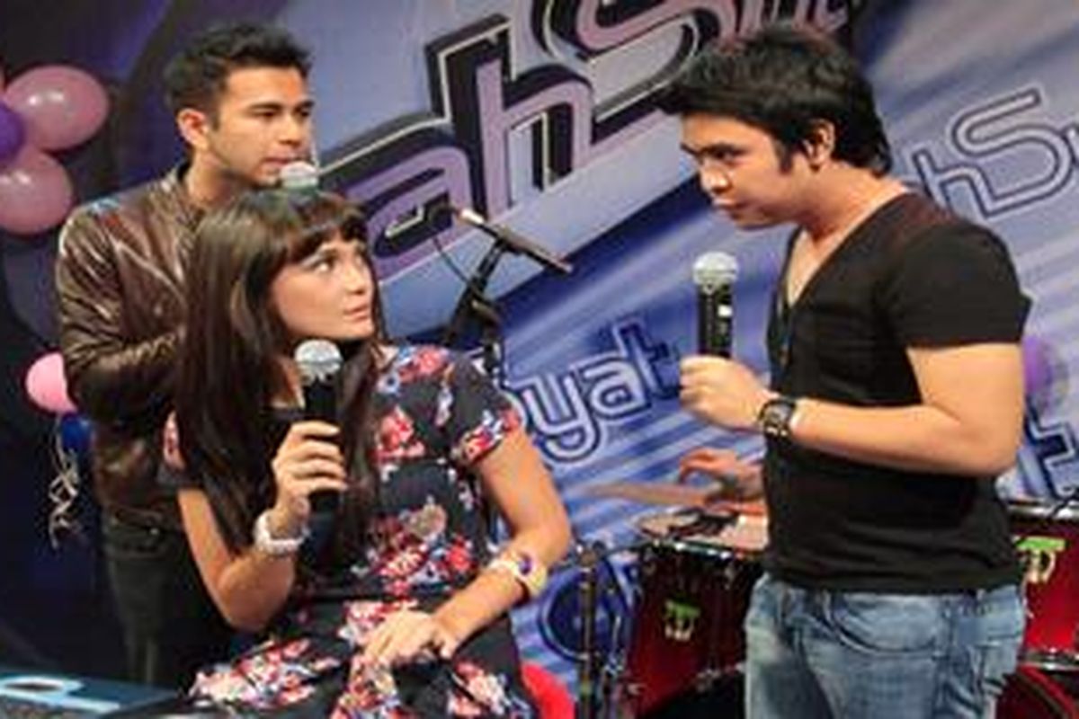 Luna Maya (tengah) bersama Olga Syahputra (kanan) dan Raffi Ahmad saat membawa program acara Dahsyat di studio RCTI, Kebun Jeruk, Jakarta Barat, Rabu (24/3/2010).