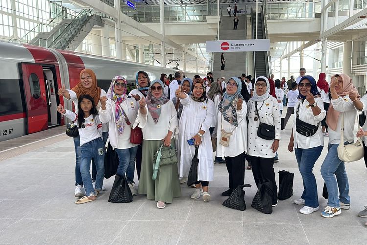 Ilustrasi penumpang rombongan menaiki kereta cepat Whoosh Jakarta-Bandung. 