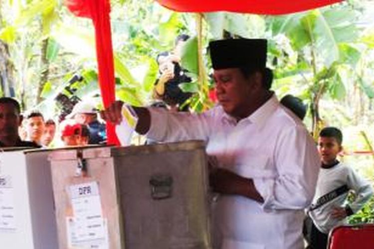 Ketua Dewan Pembina Partai Gerindra, Prabowo Subianto, saat memasukkan kertas surat suara usai dirinya melakukan pencoblosan, Rabu pagi (09/04/2014) 