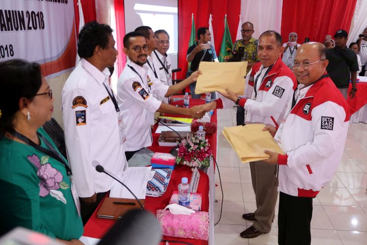 Pasangan bakal calon Gubernur dan Wakil Gubernur Maluku Said Assagaff (kedua kanan) dan Andreas Rentanubun (kanan) menyerahkan dokumen pendaftaran pencalonan kepada Ketua KPU Provinsi Maluku Syamsul Rifan Kubangun (ketiga kiri) di kantor KPU Maluku, Ambon, Maluku, Selasa (9/1). Said Assagaff yang merupakan petahana, sementara Andreas Rentanubun yang saat ini Bupati Maluku Tenggara, maju pada Pilkada Serentak 2018 diusung koalisi Partai Golkar, PKS dan Demokrat.  ANTARAFOTO/izaac mulyawan/ama/18