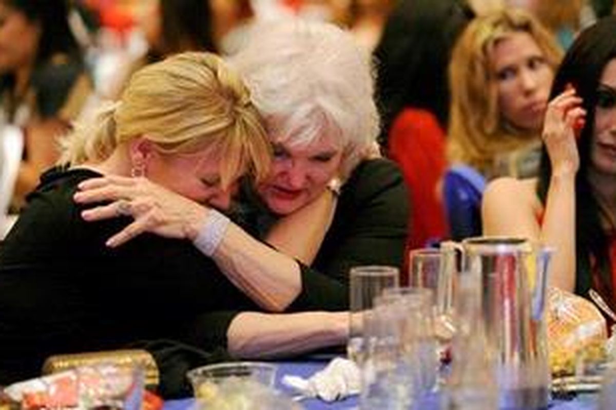 Pendukung Mitt Romney, Alicia Hayes (kiri) ditenangkan oleh ibunya, Karen Hayes, saat dia menangis setelah mendengar Barack Obama dipastikan memenangi pemilihan presiden AS. Ibu dan anak itu menghadiri sebuah acara yang disiapkan untuk menyambut kemenangan Romney di The Venetian, Las Vegas, Selasa (6/11/2012) malam. 