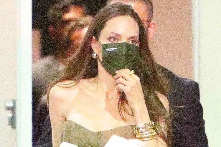 Angelina Jolie dengan masker evolvetogether
