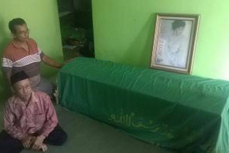 Pihak keluarga menunggui jenazah Misye Arsita di rumah duka, Desa Maron, Kecamatan Banyakan, Kabupaten Kediri, Jawa Timur, Kamis (5/11/2015).