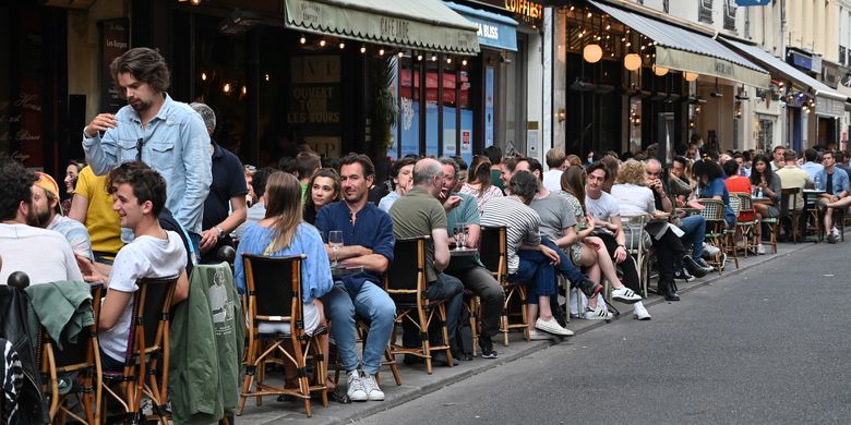 Pelanggan makan dan minum di teras cafe, di Paris, Perancis, 2 Juni 2020. Restoran dan cafe mulai buka setelah Perancis melonggarkan kebijakan lockdown di negaranya.