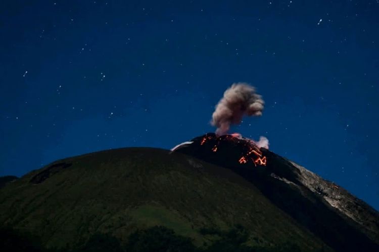 Gunung Ile Lewotolok Meletus 19 Kali Disertai Lontaran Pijar dan Gumuruh