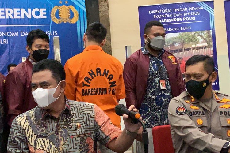 Polisi menggelar konferensi pers terkait kasus penipuan berkedok investasi oleh tersangka Indra Kenz, di Bareskrim Polri, Jakarta Selatan, Jumat (25/3/2022).