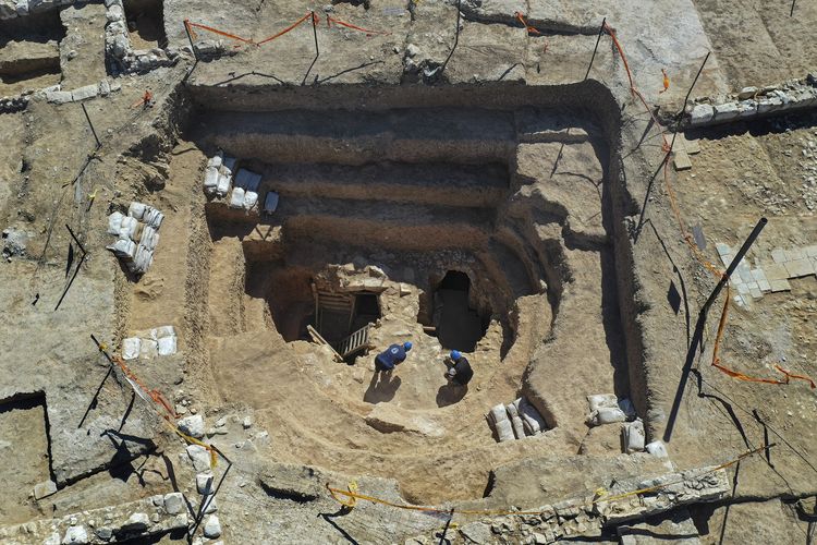 Pekerja Otoritas Barang Antik Israel (IAA) mengangkat reruntuhan rumah mewah berusia 1.200 tahun di Rahat, Israel, Selasa (23/8/2022).