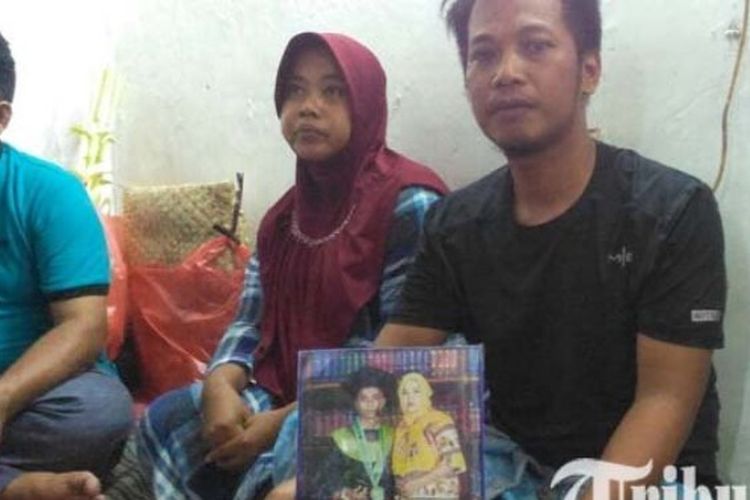 Keluarga Micko Pratama, bonek yang tewas dalam bentrokan di Solo, Jawa Tengah, ketika ditemui di rumah duka, Sabtu (14/4/2018).