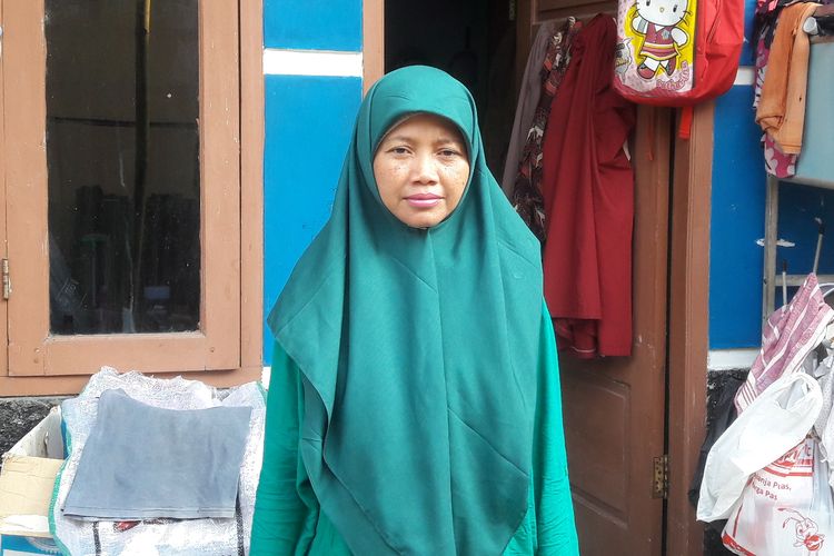 Eha Soleha (44) Penjual Kopi Keliling yang kini maju sebagai calon anggota DPRD saat ditemui di kontrakannya di Lingkungan Periuk, Kota Cilegon, Kamis (4/4/2019)