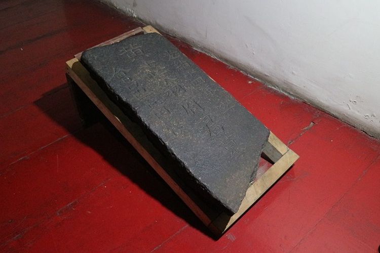 Batu prasasti kedatangan Saudagar China ke Batavia pada abad 17 yang dikoleksi Menara Syahbandar, Penjaringan, Jakarta Utara.