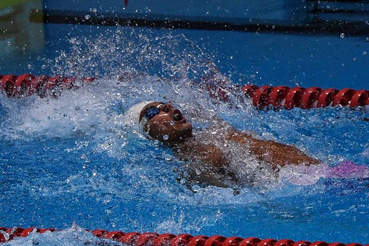 Perenang Indonesia, I Gede Siman Sudartawa memacu kecepatannya pada final 100 meter Gaya Punggung Putra Asian Games ke-18 di Aquatic Center, Gelora Bung Karno, Jakarta Pusat, Minggu (19/8/2018). Siman gagal meraih medali.