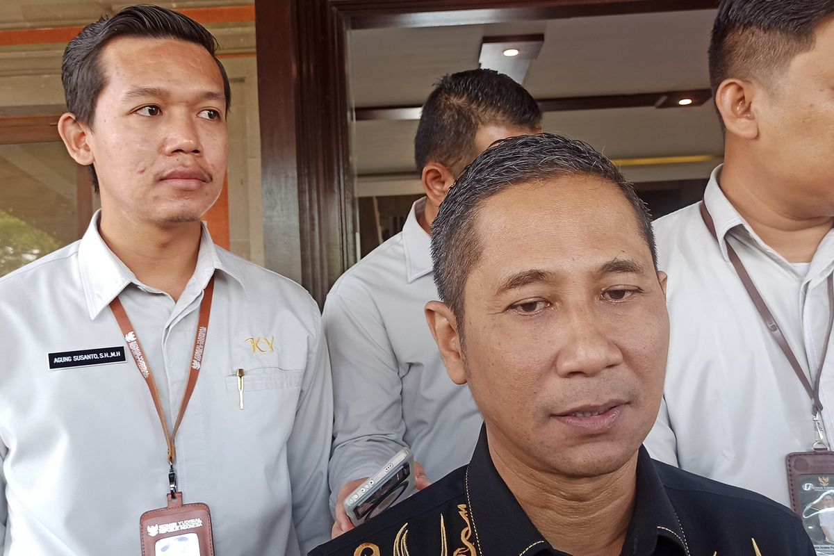 Ketua Bidang Hubungan Antar Lembaga dan Layanan Informasi Komisi Yudisial Mukti Fajar Nur Dewata, di Kantor Kejaksaan Tinggi (Kejati) Bali pada Kamis (7/11/2024). KOMPAS.com/ Yohanes Valdi Seriang Ginta