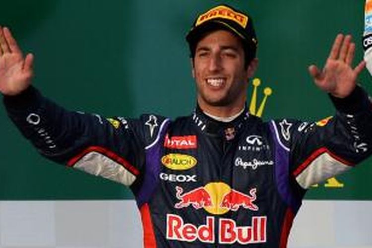 Pebalap Red Bull asal Australia, Daniel Ricciardo, tersenyum dan melambaikan tangan pada pendukungnya saat berada di atas podium Sirkuit Albert Park, Melbourne, setelah finis kedua pada GP Australia, Minggu (16/3/2014).