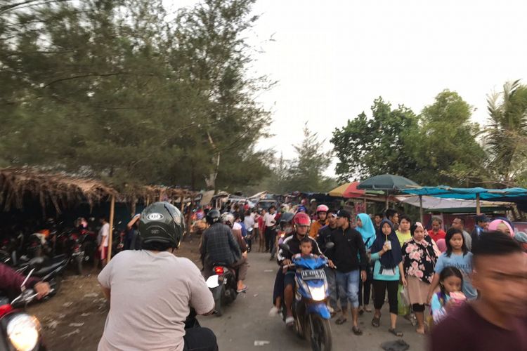 Libur Lebaran Lebih Dari 10000 Wisatawan Kunjungi Pantai