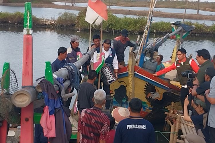 Calon presiden (capres) nomor urut 1 Anies Baswedan, sedang memberikan solar untuk perahu milik salah satu nelayan dengan dirigen bertulisakan AMIN 1, Kronjo, Tangerang, Sabtu (2/11/2023)