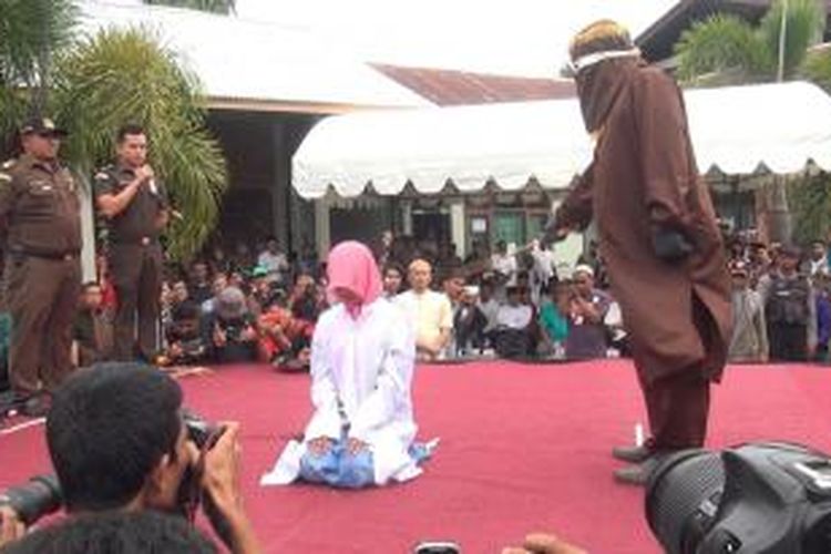 Seorang pelaku khalwat menjalani eksekusi cambuk, karena terbukti melanggar qanun nomor 14/2004 tentang khalwat (mesum). Sebanyak 7 pelaku khalwat mendapat hukuman cambuk 5 hingga 6 kali cambukan di Banda Aceh, Jumat (12/6/2015).