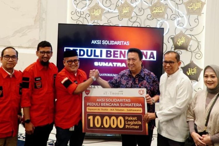 Penyerahan 10.000 paket bantuan untuk korban bencana di Aceh, Sumatera Utara, dan Sumatera Barat oleh ayasan Mochamad Thohir dan Ikatan Alumni SMAN 3 Jakarta (IKA Teladan). 