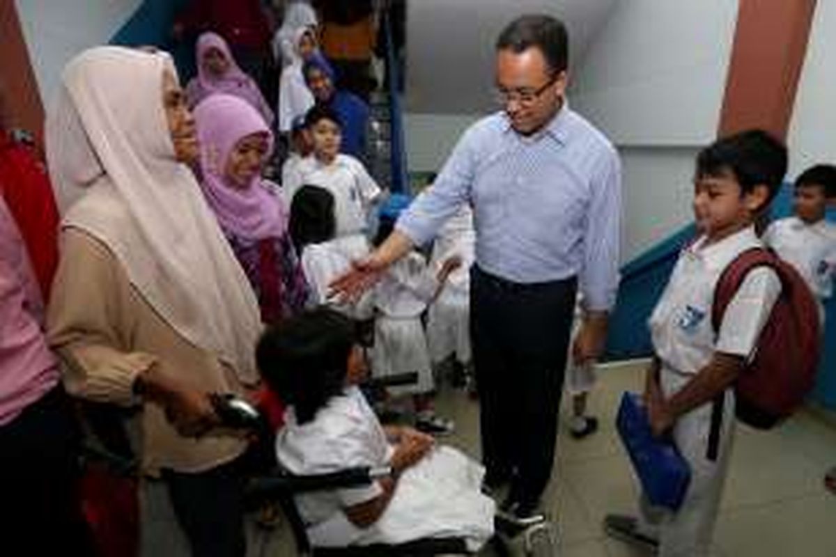 Mantan Menteri Pendidikan dan Kebudayaan Anies Baswedan berbincang dengan salah satu murid saat mengantar putranya, Kaisar Hakam Baswedan, pada hari pertama masuk sekolah di Cinere, Depok, Jawa Barat, Senin (1/8/2016). Saat menjabat menteri, Anies mengampanyekan Gerakan Antar Anak Ke Sekolah pada hari pertama masuk sekolah.