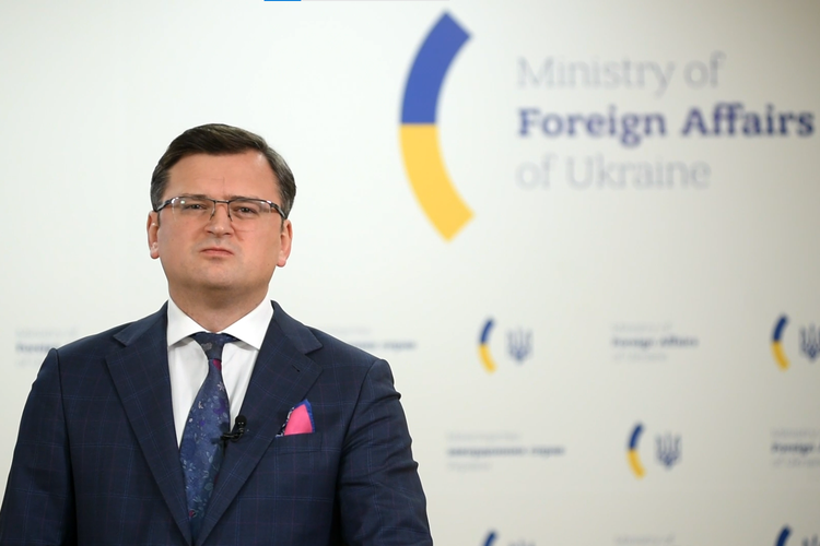 Menteri Luar Negeri Ukraina Dmytro Kuleba dalam konferensi pers virtual dengan media-media asing di Kiev, Rabu (2/2/2022).