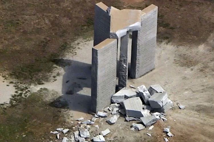 Gambar udara yang diambil dari video ini menunjukkan kerusakan monumen Georgia Guidestones dekat Elberton, Georgia pada Rabu, 6 Juli 2022.