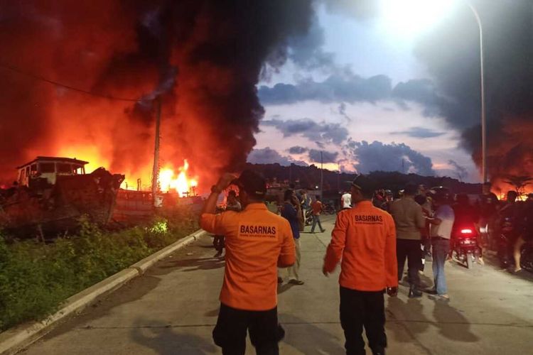 Kebakaran kapal nelayan di Dermaga Wijayapura, Kabupaten Cilacap, Jawa Tengah, dilaporkan terbakar, Selasa (3/5/2022) sore.