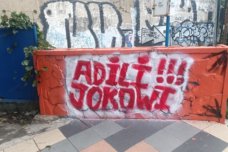 Vandal 'ADILI JOKOWI' di salah satu jalan Surabaya, Jumat (7/2/2025).