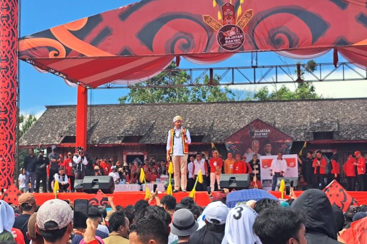 Calon presiden nomor urut 3 Ganjar Pranowo berkampanye di Desa Lingga, Kabupaten Kubu Raya, Kalimantan Barat, Rabu (31/1/2024).