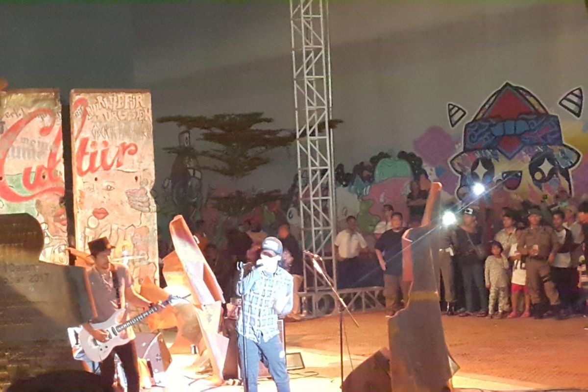 Grup band Slank tampil menyanyikan beberapa lagu dalam acara peresmian Patung Menembus Batas di RPTRA/RTH Kalijodo, Selasa (3/10/2017) malam. 
