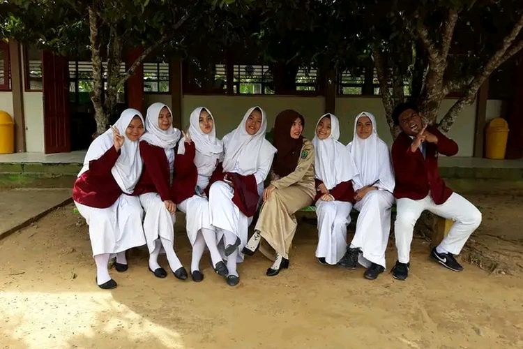 Andi Jumiati, guru Bahasa Inggris SMAN I Nunukan Kaltara diantara para murid