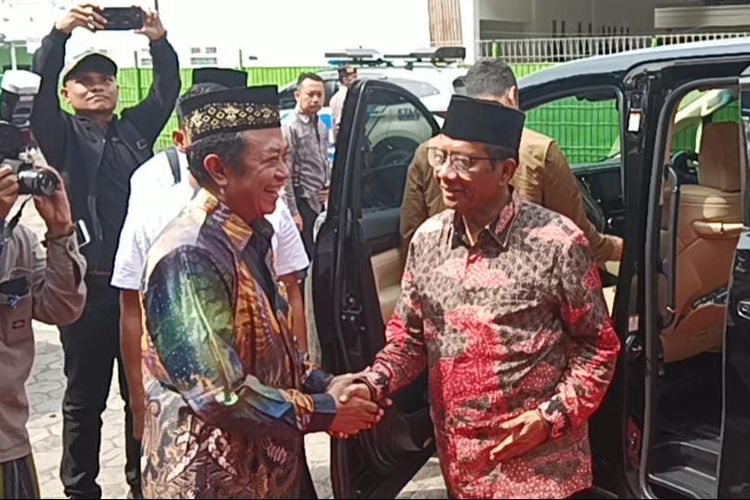 Cawapres Mahfud MD saat berkunjung ke Ponpes Nurul Jadi, Kabupaten Probolinggo, Jawa Timur, Minggu (3/12/2023). 