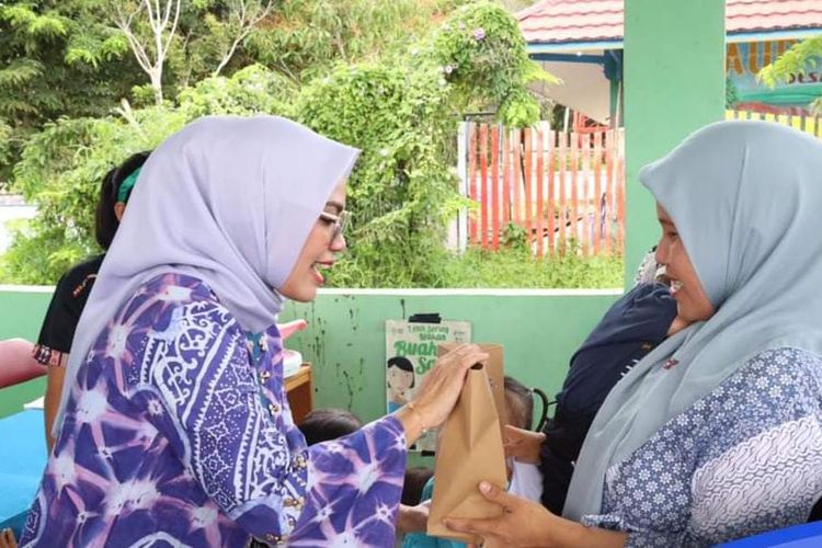 Salah satu misi Kabupaten Tana Tidung adalah meningkatkan sumber daya manusia (SDM) yang berkualitas. Wujudnya adalah program Kabupaten Tana Tidung (KTT) Pintar. Tampak Ketua Tim Penggerak Pemberdayaan Kesejahteraan Keluarga (TP PKK) Kabupaten Tana Tidung, Kalimantan Utara, Vamelia Ibrahim, tengah menyerahkan bantuan buku.


